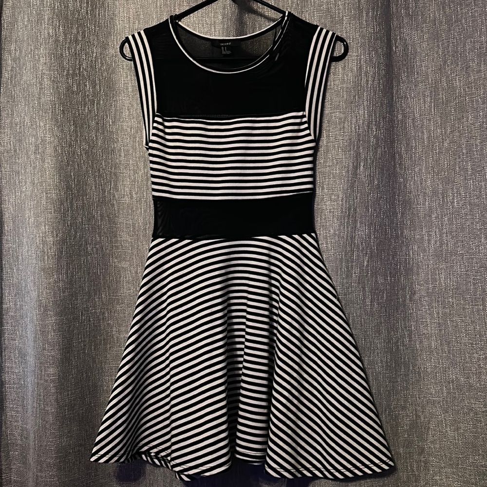 FOREVER 21 BLACK/WHITE STRIPED DRESS SIZE MEDIUM